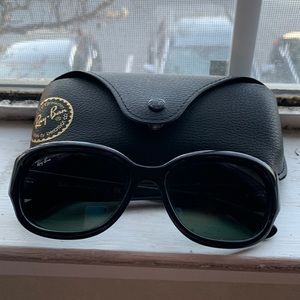 Ray Ban feminine sunglasses. Audrey Hepburn vibes!